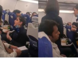 El hombre continúa discutiendo e incluso le grita a la azafata que se calle, lo que nuevamente provoca gritos dentro de la cabina. SUN