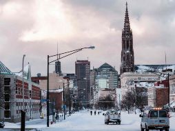 El centro de la ciudad de Buffalo luce desolado ante la constante nevada que azota a los Estados Unidos. AFP