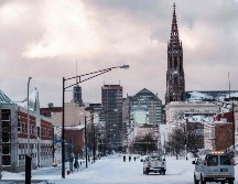 El centro de la ciudad de Buffalo luce desolado ante la constante nevada que azota a los Estados Unidos. AFP