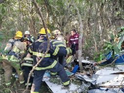 Según informó la UEPCBJ, la avioneta cayó cerca del ingreso al Estero del Salado, a pocos metros del Centro de Convenciones ubicado sobre Paseo de las Flores. ESPECIAL / UEPCBJ