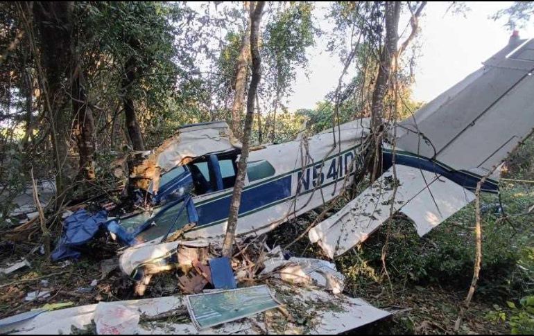 La avioneta era tripulada por dos hombres, quienes fueron rescatados con vida en el lugar de los hechos. ESPECIAL / UEPCBJ