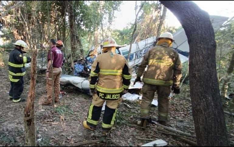 La avioneta era tripulada por dos hombres, quienes fueron rescatados con vida en el lugar de los hechos. ESPECIAL / UEPCBJ