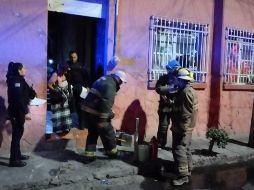 Personal de investigación de siniestros de bomberos continúa con las diligencias para determinar la causa del incendio. ESPECIAL / Bomberos de Guadalajara