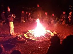 Todos se reúnen alrededor de una fogata para seguir escuchando más leyendas como La Bruja del Bosque, la de El Catrín y la de Martín Toscano, entre otras. EL INFORMADOR / A. camacho
