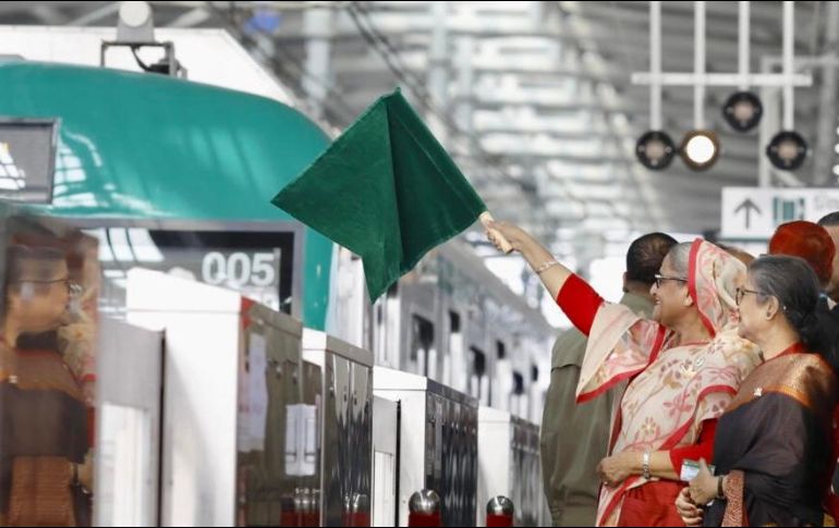 La primera ministra de Bangladés, Sheikh Hasina, inauguró la primera línea de metro del país en Daca. AFP