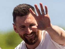 A pesar de que Messi se encuentra disfrutando de un merecido descanso después de conquistar la Copa del Mundo, el futbolista también se dio tiempo de dar autógrafos. AFP/ ARCHIVO