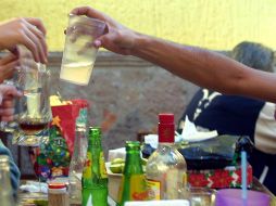 En esta temporada de fiesta es importante no seguir la fiesta fuera de casa o en locales con venta de alcohol. EL INFORMADOR / ARCHIVO