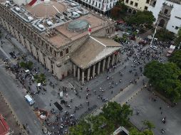 Las personas evacuaron los edificios en el Centro de Guadalajara debido al sismo. EL INFORMADOR / ARCHIVO