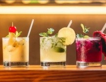 Sé el mejor anfitrión en el festejo de año nuevo y ofrece a tus invitados estos deliciosos cocteles. UNSPLASH/ Kobby Mendez
