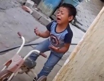 Usuarios piden un premio para Chucho por su natural interpretación de la canción “Castillos” de Amanda Miguel. Especial