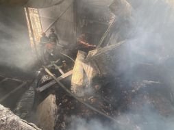 El área afectada fue alrededor de 200 metros cuadrados, se evitó que el fuego llegara a una casa contigua y a otra compañía, no hay víctimas, ni lesionados. CORTESÍA / Policía GDL