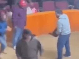 En las imágenes se ve que todo transcurre con normalidad. En la arena se encuentran varias personas junto con algunos gallos. SUN