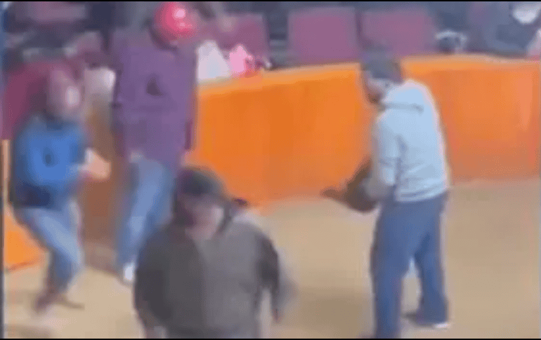 En las imágenes se ve que todo transcurre con normalidad. En la arena se encuentran varias personas junto con algunos gallos. SUN