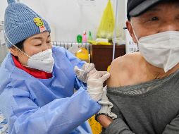 La OMS señala que las pruebas y las vacunas son la mejor herramienta para contener el avance del covid y el mpox. AFP