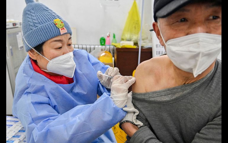 La OMS señala que las pruebas y las vacunas son la mejor herramienta para contener el avance del covid y el mpox. AFP