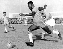 Pelé brilló en las canchas de 1958 a 1975, siempre mostrando su clase y calidad. ARCHIVO