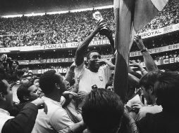 Pelé tenía guardada otra obra de arte para asombrar al Estadio Azteca cuando asistió con categoría suprema a Carlos Alberto para que este anotara el cuarto gol de Brasil en la final. AP / ARCHIVO
