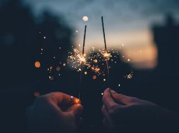 Usar ropa interior de colores y meterse debajo de la mesa no son las únicas tradiciones de Año Nuevo, pues alrededor del mundo se llevan a cabo algunas más extrañas, como por ejemplo, romper platos en las puertas o echar agua por las ventanas. UNSPLASH