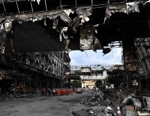Las víctimas del suceso buscaron refugio en balcones y el alféizar de las ventanas para intentar escapar de las llamas que consumieron el complejo. AFP