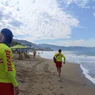 Debido a alto oleaje piden no ingresar al mar en Puerto Vallarta