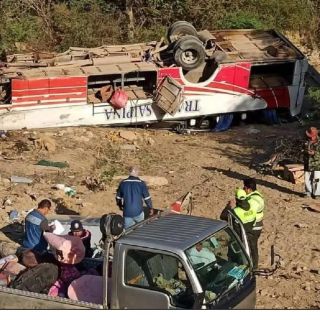 Bolivia: Al menos 11 muertos y 23 heridos tras caer autobús a barranco