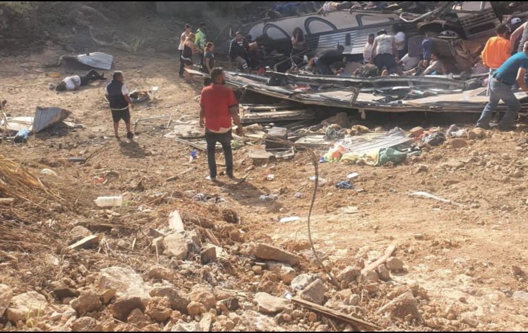 En imágenes que circulan en redes se puede observar el camión de pasajeros deshecho. TWITTER / @Gposiadeoficial