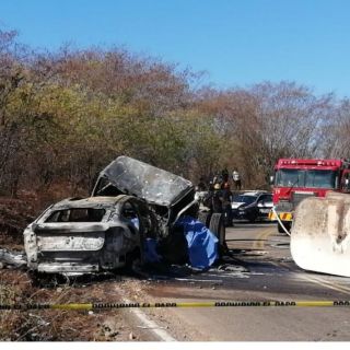 Se calcinan 5 tras choque entre camioneta y pipa de agua, en Sinaloa