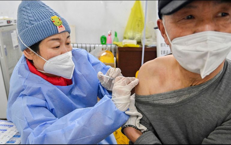 Autoridades sanitarias estarán pendientes de la generación de nuevas variantes, la OMS será notificada de inmediato. AFP