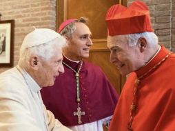 El Arzobispo Primado de México, Carlos Aguiar, compartió en sus redes sociales un sentido mensaje por la muerte de Benedicto XVI acompañado de una fotografía. TWITTER/ @arzobispoaguiar
