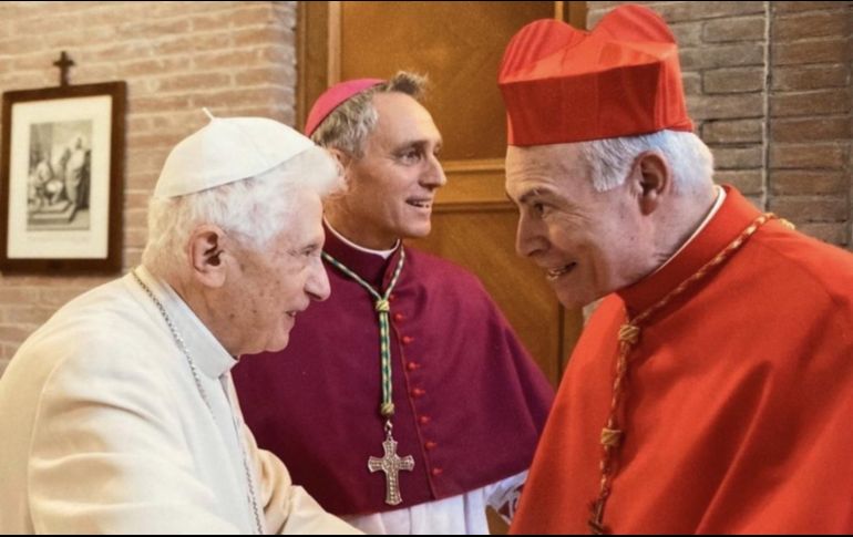 El Arzobispo Primado de México, Carlos Aguiar, compartió en sus redes sociales un sentido mensaje por la muerte de Benedicto XVI acompañado de una fotografía. TWITTER/ @arzobispoaguiar