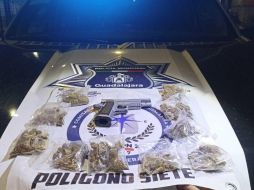 Luego de una inspección conforme al protocolo, los uniformados le aseguraron 10 bolsitas con presunta marihuana y un arma de utilería. ESPECIAL