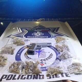 Detienen a uno con arma de utilería y marihuana en la Colonia Talpita