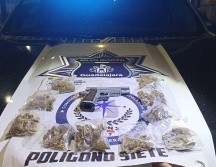Luego de una inspección conforme al protocolo, los uniformados le aseguraron 10 bolsitas con presunta marihuana y un arma de utilería. ESPECIAL