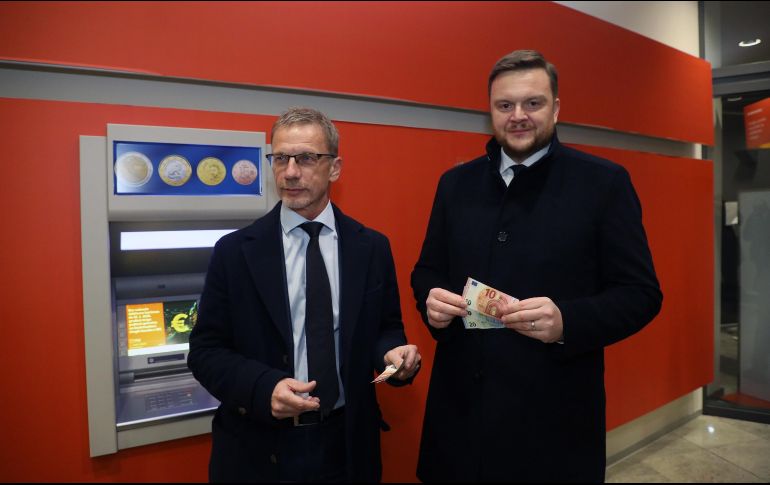 Marko Primorac, ministro de Finanzas, y Boris Vujcic, gobernador del Banco Nacional, retiraron los primeros euros en circulación. EFE/L. Slivar