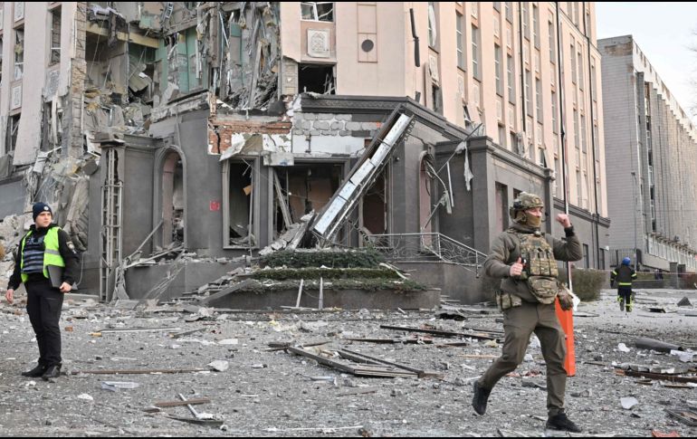 Hotel en Kiev alcanzado por un misil ruso. Ucrania informó que ocho regiones del país fueron afectadas por los bombardeos. AFP/S. Supinsky