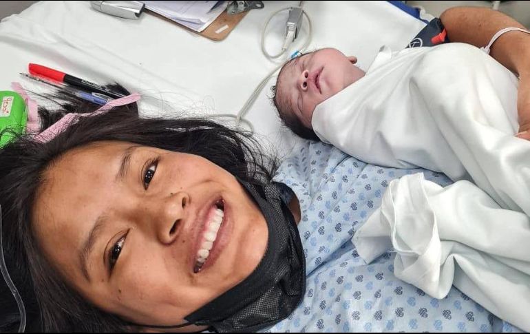 Zamora y su hija, la primera bebé del 2023. ESPECIAL/Salud Jalisco