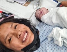 Zamora y su hija, la primera bebé del 2023. ESPECIAL/Salud Jalisco