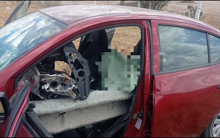 Un hombre falleció al impactarse en el muro de contención en la carretera Lagos de Moreno. ESPECIAL