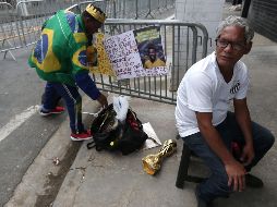 Poco a poco comienza a llegar la gente al Estadio de Santos para despedir a Pelé. EFE/Guilherme Dionizio