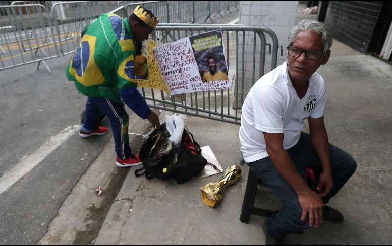 Poco a poco comienza a llegar la gente al Estadio de Santos para despedir a Pelé. EFE/Guilherme Dionizio