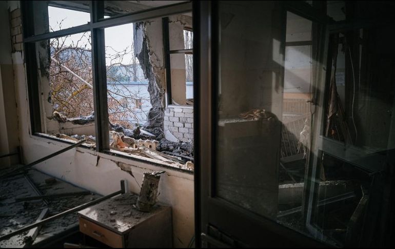 Ucrania arrancó este 2023 en medio de bombardeos que causaron daños a edificios. AFP/D. Dilkoff