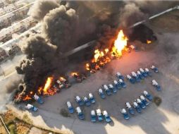 En las labores de control y sofocación del fuego participaron bomberos y personal de diversos cuerpos de auxilio. SUN/ESPECIAL