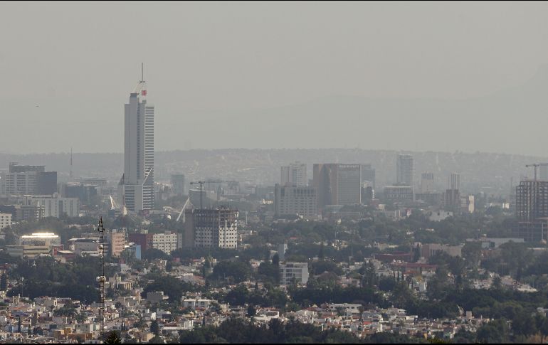 La contaminación en la Zona Metropolitana de Guadalajara fue evidente desde diversos puntos tras los festejos que se llevaron a cabo por el Año Nuevo. EL INFORMADOR/C. Zepeda