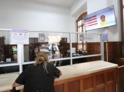 La presentación de las cédulas en las pantallas de las oficinas se dio como parte de una serie de acuerdos a los que se comprometió el municipio con el colectivo de familiares de víctimas de desaparición “Luz de Esperanza”. ESPECIAL