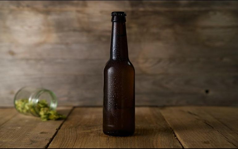 La bebida se fermenta de manera natural debido a la presencia de azúcares y levaduras presentes en el ambiente. ESPECIAL/Foto de Story Ninety-Four en Unsplash