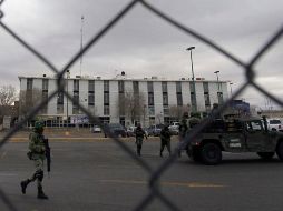 Un motín registrado al interior del Cereso 3, en Ciudad Juárez, dejó saldo de al menos 17 muertos. EFE/L. Torres