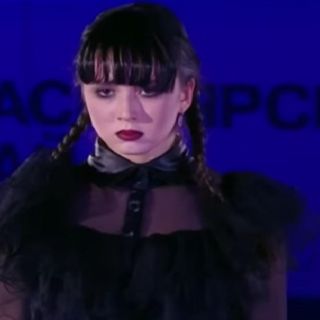 Patinadora de Rusia gana medalla con rutina y vestimenta de Merlina ¡VIDEO!