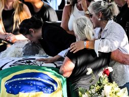 Entre lágrimas, porras y aplausos, despidieron al Rey Pelé. AFP/Nelson Almeida