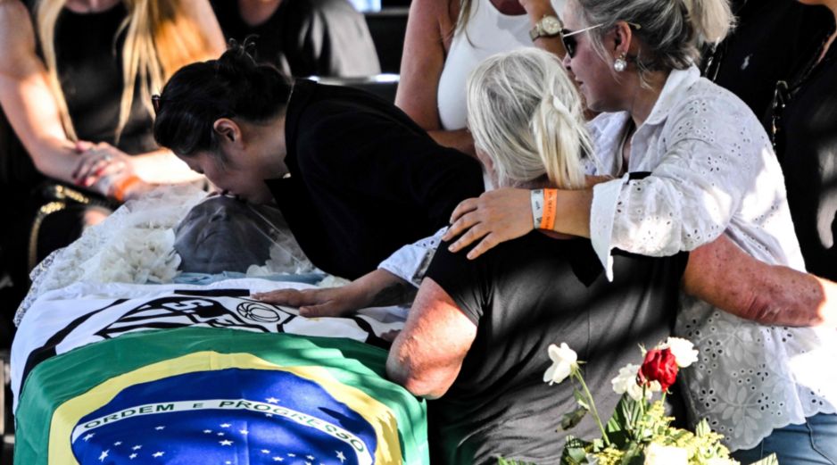 Entre lágrimas, porras y aplausos, despidieron al Rey Pelé. AFP/Nelson Almeida