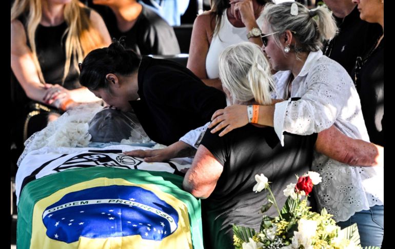 Entre lágrimas, porras y aplausos, despidieron al Rey Pelé. AFP/Nelson Almeida